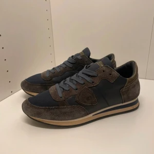 Philippe Model skor - Riktigt feta mörklbå/grå Models i size 41. Cond 8/10. Tyvärr finns inte box kvar. Hit me up i PM vid funderingar.
