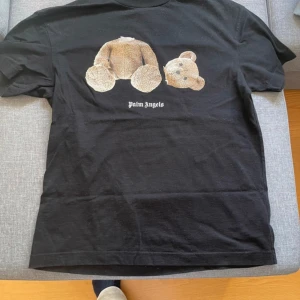 Palm angels t-shirt - Extremt fet teddy bear palm angels t-shirt som passar helt perfekt till sommaren. Storlek M men sitter ganska stort. Cond 9/10. PM vid fler funderingar!