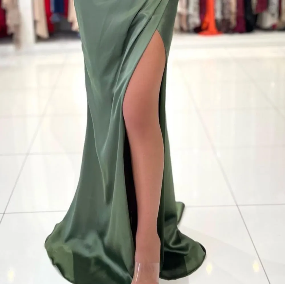 Mycket fin balklänning i en siden grönfärg, Använd endast en gång. Köptes sommaren 2023. Köptes för 4000kr säljer för 2500 priset kan diskuteras vid snabb affär . Klänningar.