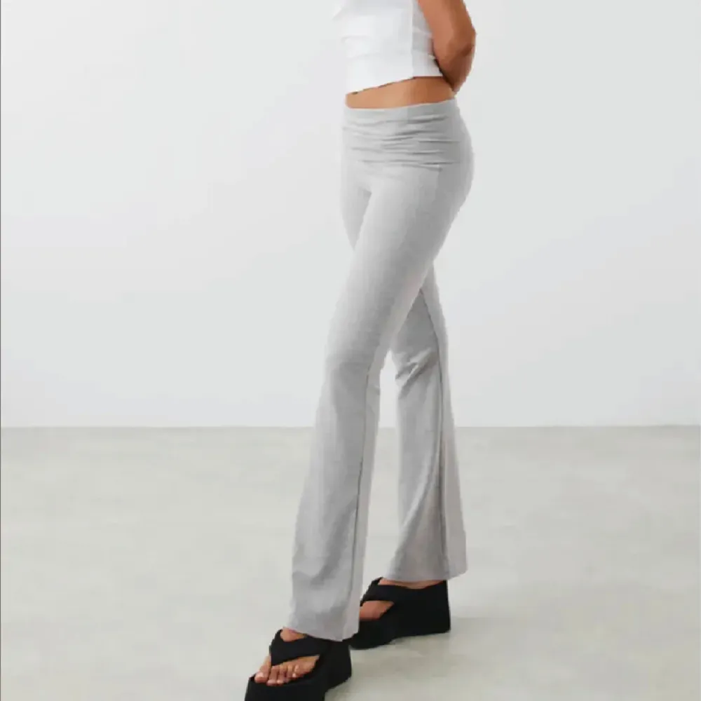 Säljer mina grå yoga byxor då den inte kommer till användning längre 💗 Har använt den ca 2 gånger 🎀 Kontakta Vid behov av mer bilder 💋💋. Jeans & Byxor.