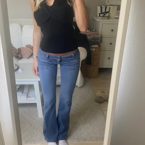 Lågmidjade jeans - Säljer nu dessa otroligt snygga jeans, är 168 cm som referens! Står ingen storlek i jeansen men skulle tippa på 26 i midjan å 32 i längden