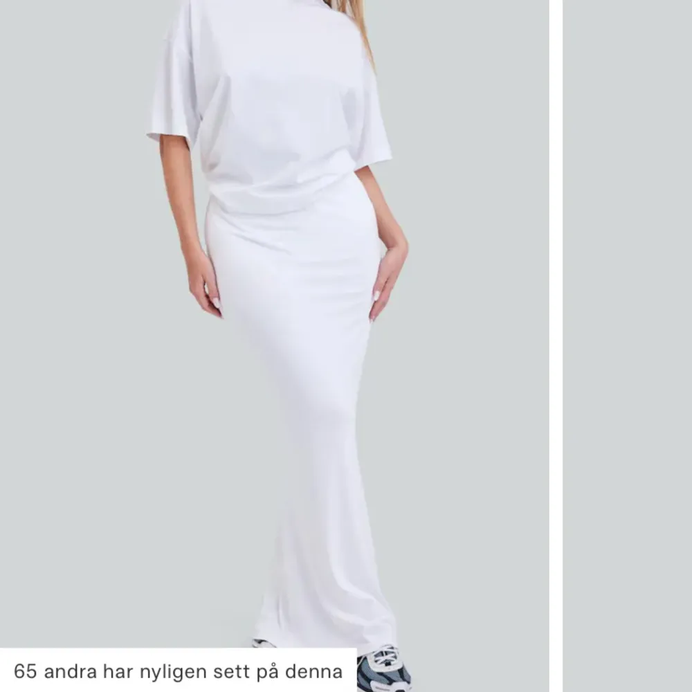 Köpte fel storlek därav säljer jag denna super fina vita tajta kjol köpt på Bikbok. Kjolar.