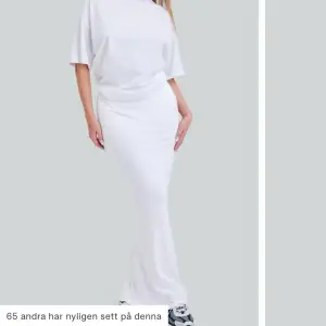 Köpte fel storlek därav säljer jag denna super fina vita tajta kjol köpt på Bikbok