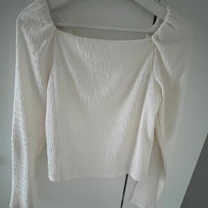 Vit blus - Vit blus/ långärmad tröja från Hm. Använd två gånger