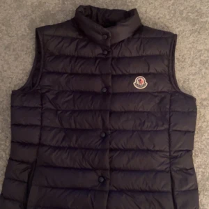 moncler väst - intressekoll på min äkta moncler väst i nyskick, kvitto finns!! använd fåtal gånger 💖 för frågor eller funderingar, kontakta mig. Nypris 5599