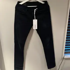 Super trendiga och snygga Dondup George jeans i storlek 31. Jättefint skick och använda sparsamt utan defekter, skick 9/10. Köpta i butik, kvitto och tag medföljer Nypris: 2499kr Mitt pris: 1399kr