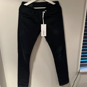 Dondup George  - Super trendiga och snygga Dondup George jeans i storlek 31. Jättefint skick och använda sparsamt utan defekter, skick 9/10. Köpta i butik, kvitto och tag medföljer Nypris: 2499kr Mitt pris: 1299kr