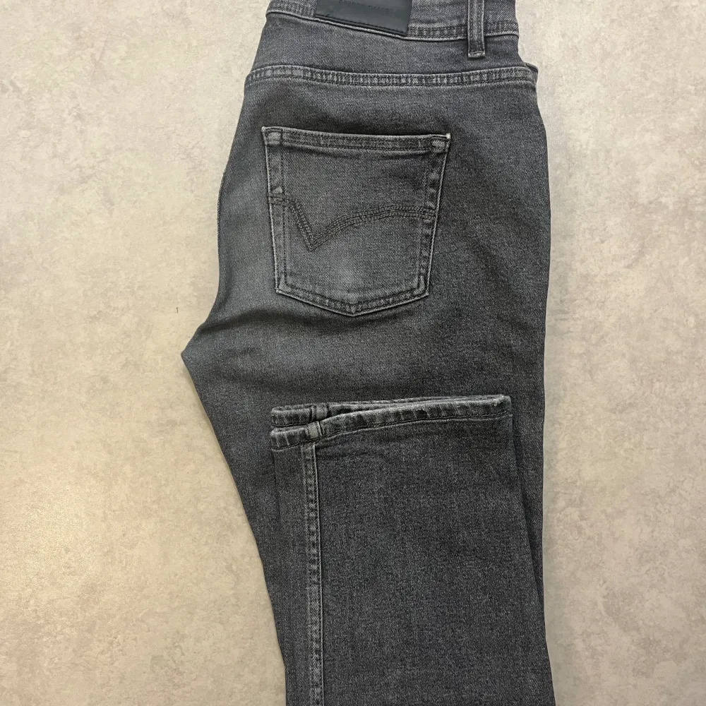 Dessa jeans har tyvärr blivit för små vilket är anledningen till varför de säljs. W30 L29. Jeans & Byxor.