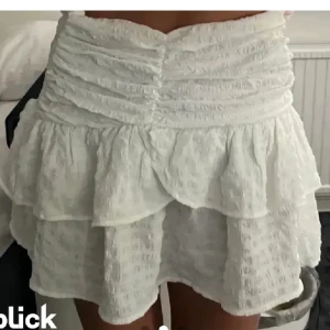 Vit volangkjol  - Vit kjol från Gina tricot med våfflat tyg. Vit/creme färgad storlek 32 passar 34 också 💓