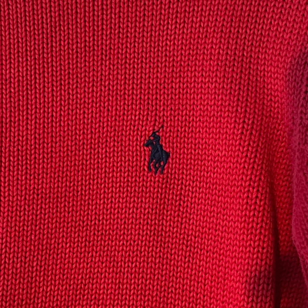 Polo by Ralph Lauren sweatshirt i junior storlek XL vilken motsvarar storlek S i vuxen storlek. Tröjan är lite skadad bak på den högra axeln men anars väl omhändetagen.. Tröjor & Koftor.