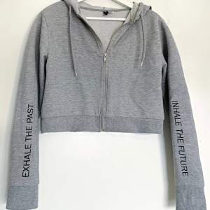 Grå croppad hoodie från H&M Divided  Strl S Använd men i fint skick