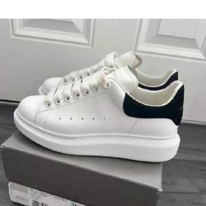 Säljer dessa Alexander McQueen skor som är i fint skick!! Nypris runt 6-7000kr  Mitt pris: 2500kr Box och dustbag finns kvar🙏🏻