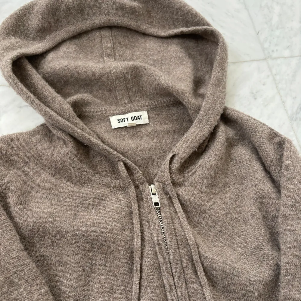 Säljer nu denna otroligt eftertraktade zip hoodien ifrån Soft Goat. Tröjan är i bra skick utan några skavanker - Storlek: M - Nypris: 3400 kr - Hör av er vid minsta fråga eller fundering :). Stickat.