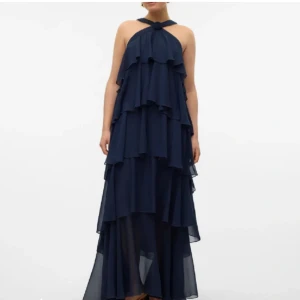 Felicia Wedin X Vero Moda  - Oanvänd med prislapp kvar!! Säljer pga köpte alla tre olika färger men kunde bara behålla 1 klänning 🙃jag har budgivning på tradera som slutar den 11 maj ”Felicia Wedin x Vero Moda” mitt användarnamn är Emma.2003