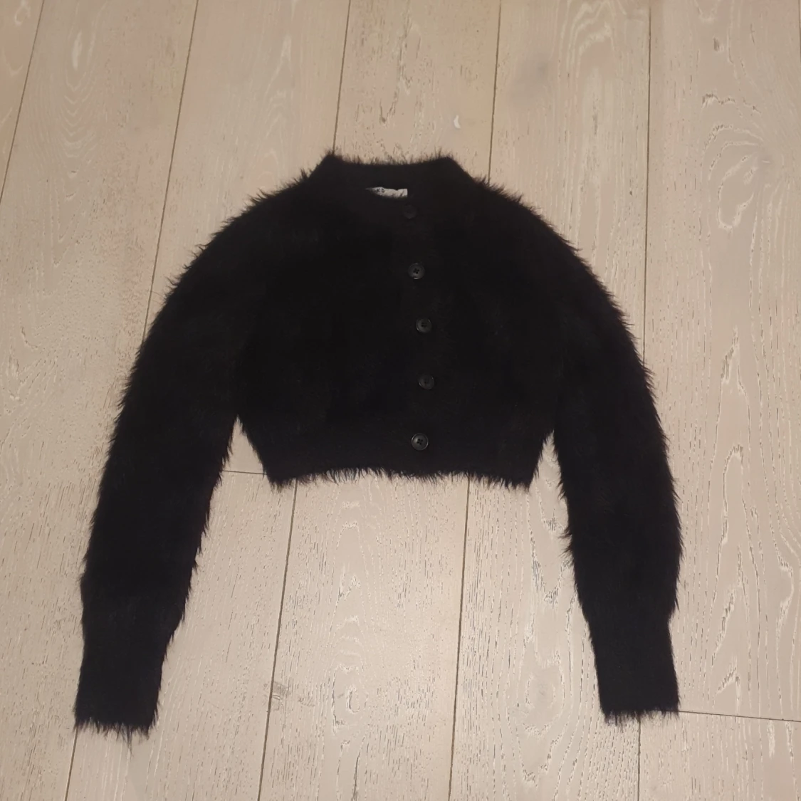  NA-KD Svart långärmad fluff kofta.