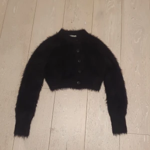  NA-KD Svart långärmad fluff kofta. - Storlek S. 