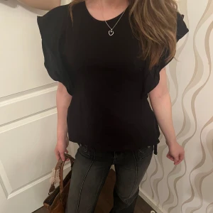 Cool t shirt med knytningar på sidorna  - Kommer ej till användning 