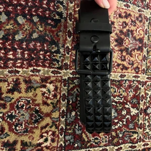 Skärp nitar - Skärp med nitar, 85 cm