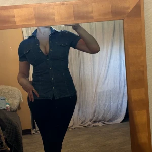 Jeans top  - Jeans top mörkblå Sitter på kroppen och framhäver figur, går att stylea: knyta och ha som magtröja eller hela ner.