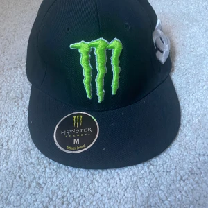 Monster keps - Keps med monster och DC logga, i storlek M. Inga defekter