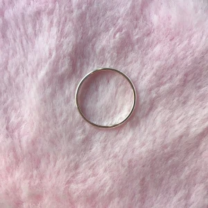 Basic ring💗 - Jag säljer denna silvriga ringen. Den är aldrig andvänd💗