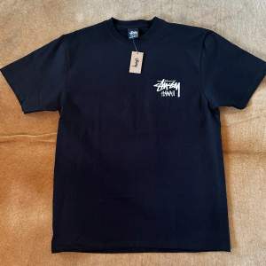 Hej, säljer nu en otroligt sällsynt Stussy X Hawaii t-shirt. Otroligt fin och är helt oanvänd. Perfekt till sommaren! Tröjan är sällsynt eftersom att den enbart såldes på Hawaii, ifrån en specifik stussy affär som har stängt igen.