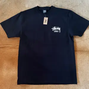 Hej, säljer nu en väldigt sällsynt Stussy X Hawaii t-shirt. Otroligt fin och är helt oanvänd. Perfekt till sommaren!