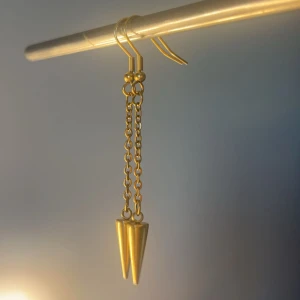 Simple chain - Guldiga kedje örhängen. Finns i silver, FÅR INTE KOMMA I KONTAKT MED VATTEN, det går också att köpa ett örhänge istället för ett par och det är såklart billigare❤️