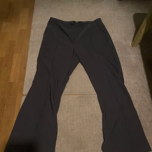 Kostymbyxor Ginatricot - Jättesnygga gråa kostymbyxor från Ginatricot i storlek Xl. Helt oanvända så i fint och nytt skick. Säljer för 200+ frakt. Skicka meddelande vid intresse🥰🥰🥰