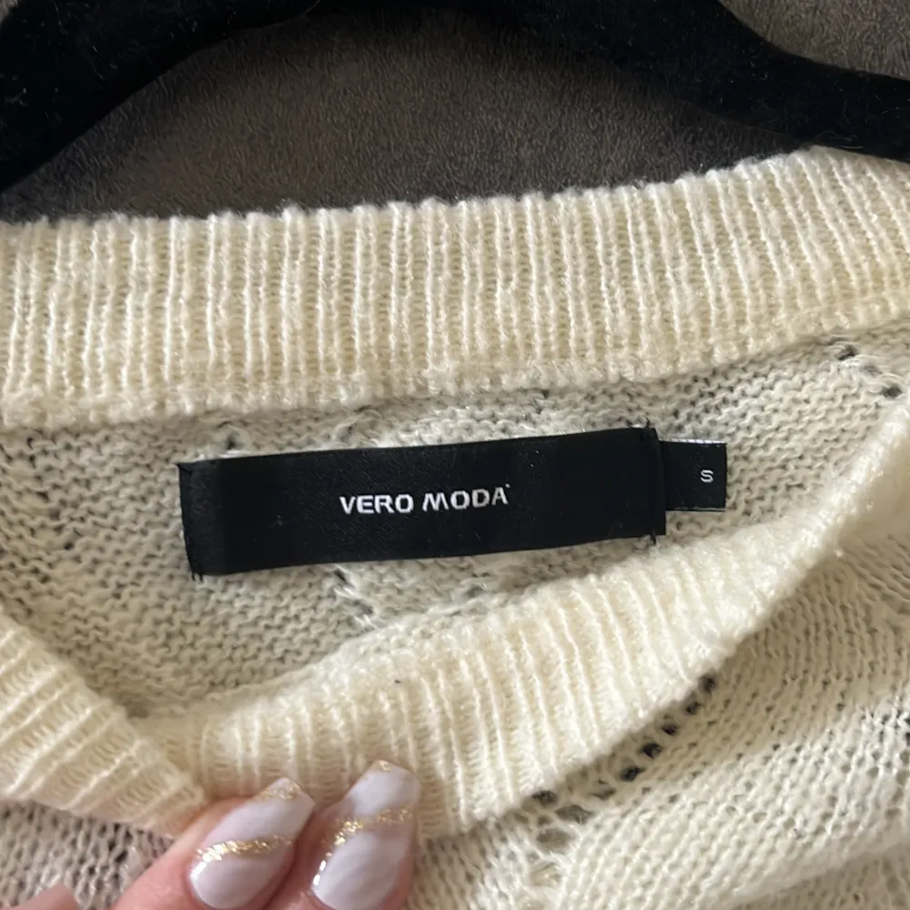 En stickad tröja från Vera Moda i storlek S. Andvänt några gånger. Säljer för den inte kommer till andvänding. Skriv om ni har funderingar.🥰. Stickat.