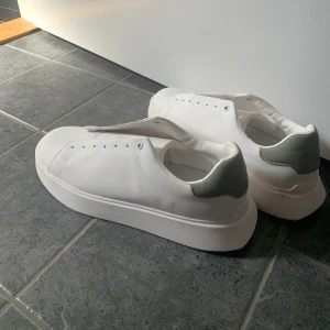 Helt oanvända skor från Zara - Helt oanvända skor från Zara, saknar tyvärr skosnören, vilket är billigt att köpa till.