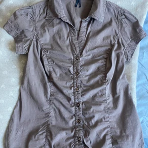 Brun blus - Fin kroppsformad Brun/beige skjorta. Bra skick knappt använd