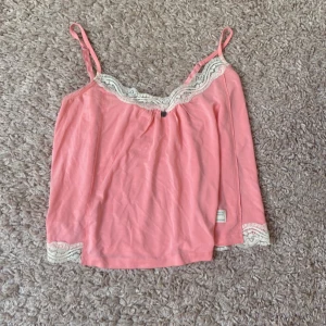 Spetslinne  - Ett superfint linne i skönaste materialet aldrig använt!