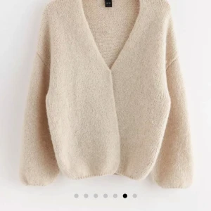 Lindex kofta Söker - Söker denna fina kofta från Lindex i stolek s eller m. 