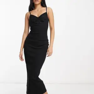 Det är en ribbad svart klänning från asos i stl 38 passar som S. Jätte fin och härlig har inte andvänt den.