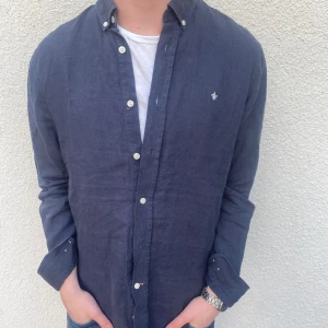 Morris linneskjorta 100%linne - Säljer min riktigt fina marinblå linneskjorta från morris. Skicket är nästintill nyskick (extremt bra).  Nypris 1300. Vid frågor eller funderingar är det bara att skriva!👌