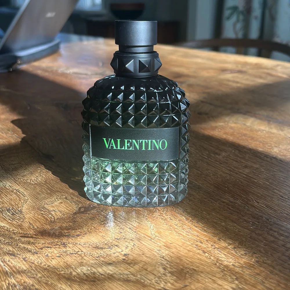 Hej jag säljer en riktigt najs parfym. Det är valentino parfym och den är 100 ml dock är det 96/100 ml kvar. Riktigt bra scick och bra till sommaren. . Accessoarer.
