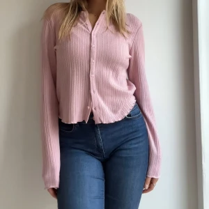 Cardigan - Säljer denna fina somriga cardigan då den tyvärr inte kommer till användning, köpt på Mango för 329 kr och den är i nyskick 🌸