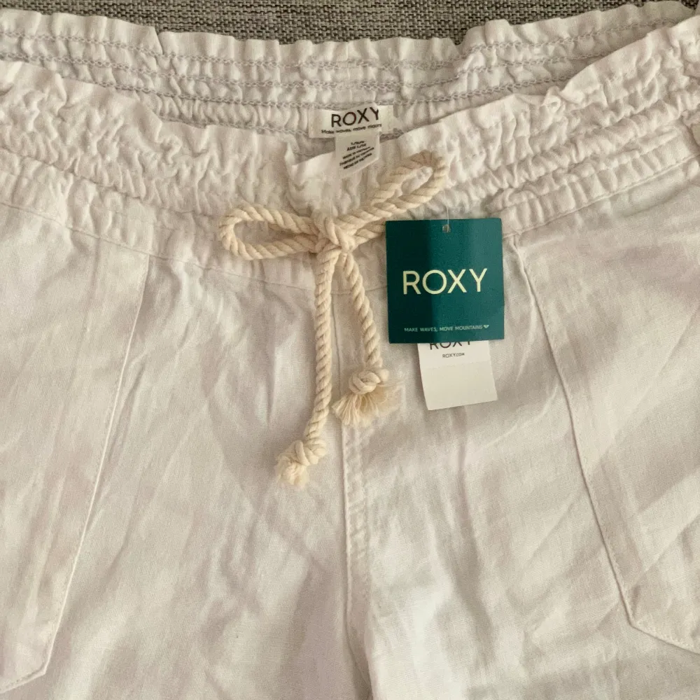Sköna och fina linnebyxor ifrån Roxy, storlek L men små i storleken så passar mera som en M 🤍🌟 Säljer då jag inte tyckte att själva modellen passa mig.        (Bilden är lånad). Jeans & Byxor.