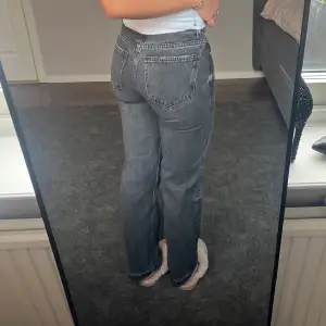 Skitsnygga svarta jeans från Gina i storlek 32!
