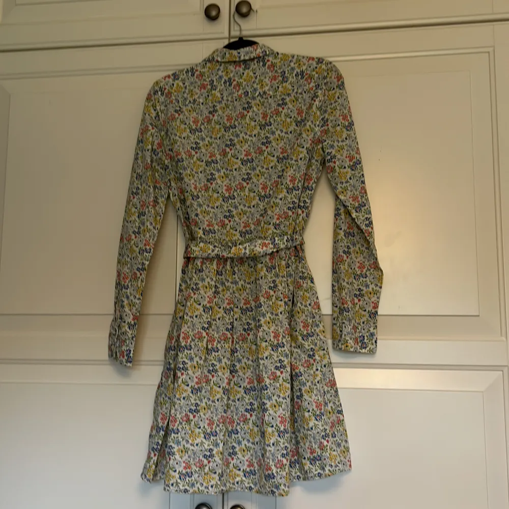 Säljer denna söta klänningen från Ralph Lauren! Den är aldrig använd och är i nyskick. Den är i storlek 16 men skulle säga att den passar som en XXS/XS. Köpt för ca 700-800🌸🌺🌼Pris kan diskuteras!!!. Klänningar.