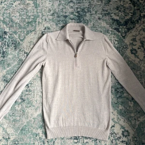 Stenströms pike tröja - Säljer en fet stenströms tröja! Skick 9:10 som ny. Storlek S men är väldigt små i storlekarna så passar xs. Hör av er vid funderingar!