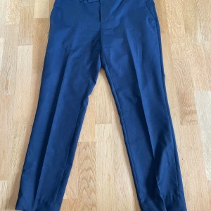 Kostymbyxor från bläck - Väldigt fina kostymbyxor från bläck. Tyvärr va de för små för mig, så jag säljer vidare dem.  Skick: 9,5/10  Mvh, David