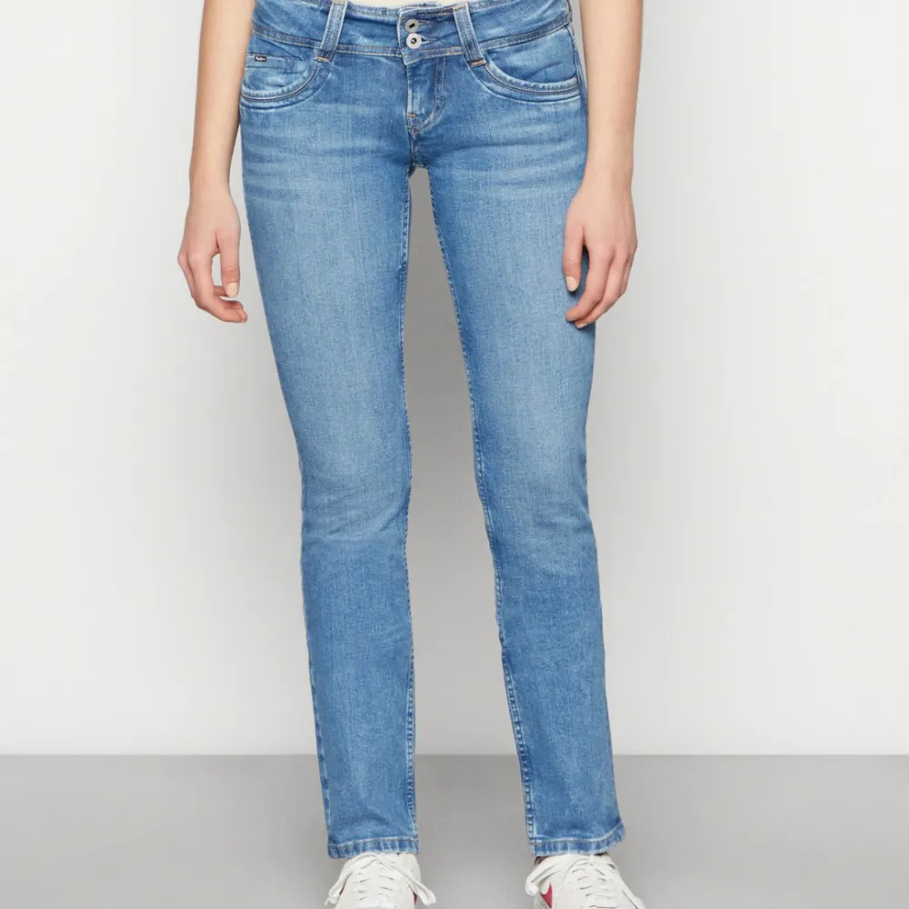 Så snygga lågmidjade jeans från Pepe i strl 27x32. Köpta på zalando i våras, sparsamt använda. Orginalpris är 799kr, pris kan diskuteras ✨. Jeans & Byxor.
