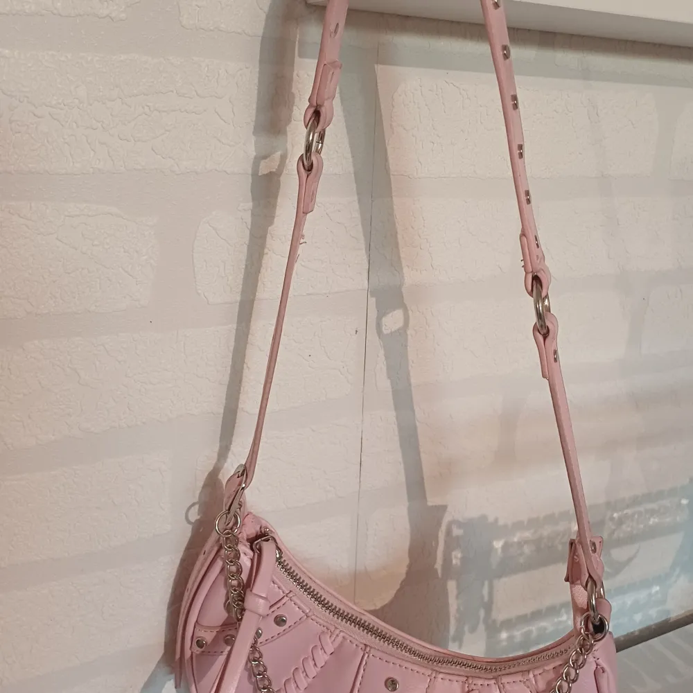 Supersöt rosa handväska, köpt på new yorker förra sommaren  Fint skick, två fack och fler bilder kan fås. Kontakta gärna innan köp🎀. Accessoarer.