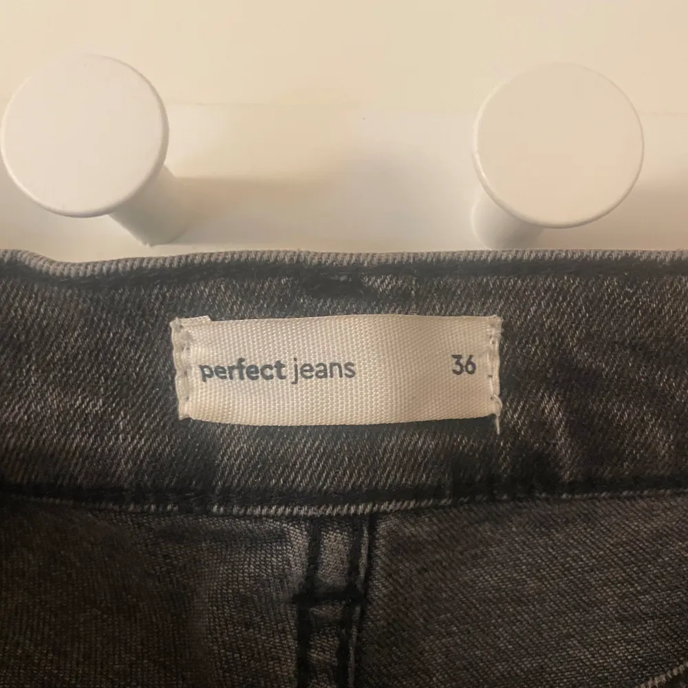 Säljer dessa superfina jeans från Ginatricot då dem tyvärr är förstora och endast blivit använda 1 gång☺️. Jeans & Byxor.