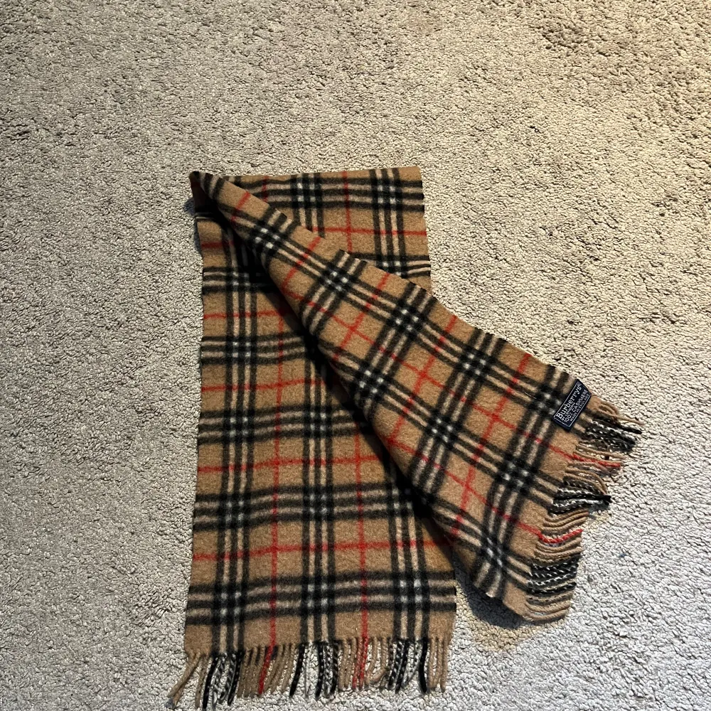 Burberry halsduk Skick: 8,5/10, inga fläckar  Nypris: 4600:-   100% kashmir  Hmu för frågor. Övrigt.