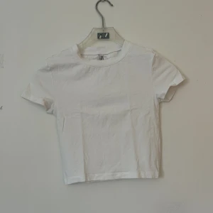 Vit t-shirt 🤍 - Superbra skick, använt fåtal gånger. Sitter thight åt och är croppad🤍