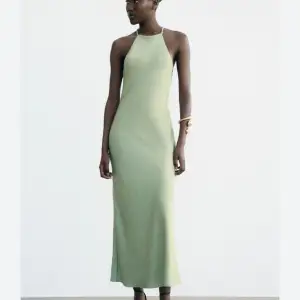 Khaki grön klänning från zara är samma modell som första bilden men annat material som man kan se på restetande bilder. Den susta bilden är lånad😊 Köpt för 559 men aldrig använd med lappen kvar. Är storlek L men skulle säga att den passar M/L💕