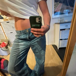 Lågmidjade unika jeans  - Lågmidjade vintage jeans med coola detaljer 